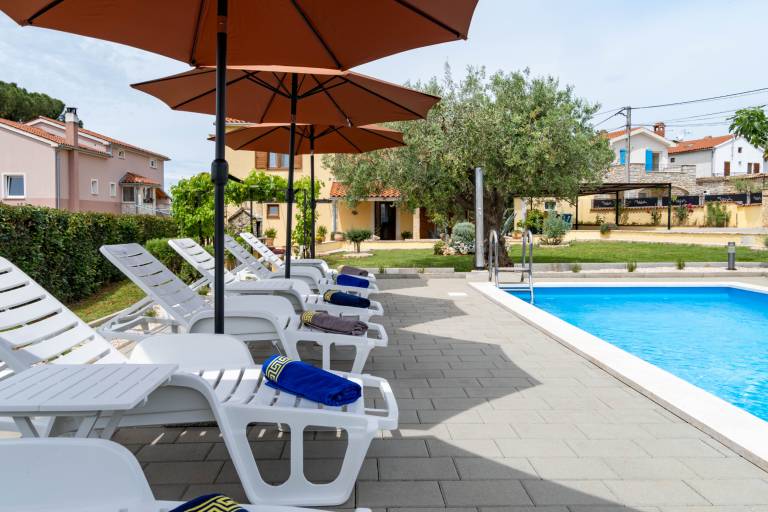 Villa with barbeque, terrace & pool | Sea view — photo 4