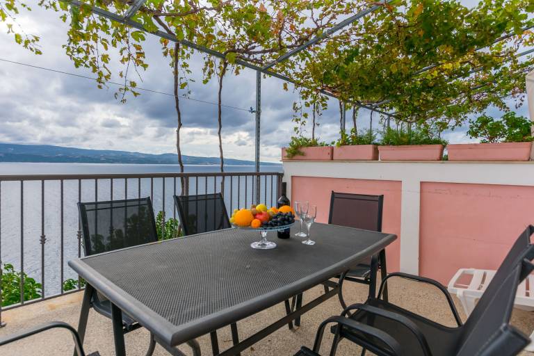 Nice holiday apartment with terrace & barbecue | Sea view | Beach nearby | Pets allowed in Omis