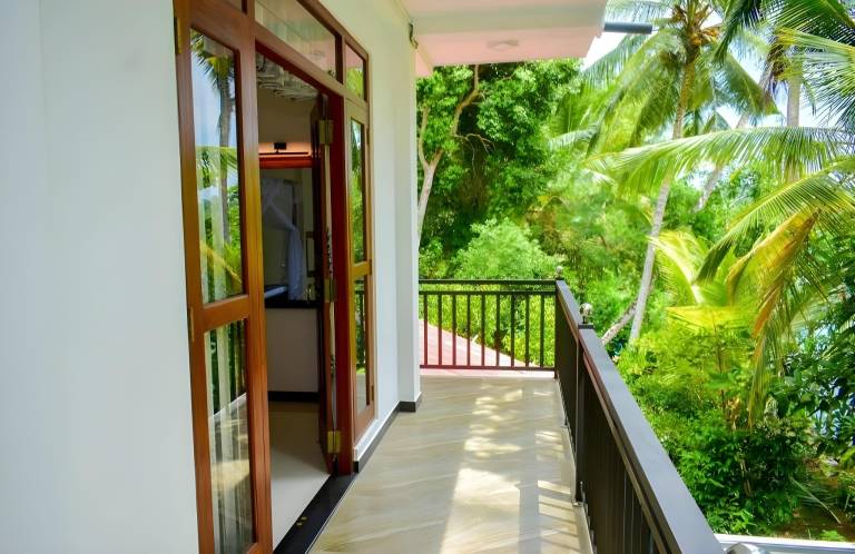 Villa with pool, barbecue & yard | Water view — photo 3