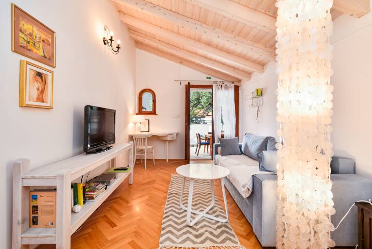 Holiday apartment with garden, pool & BBQ — photo 2