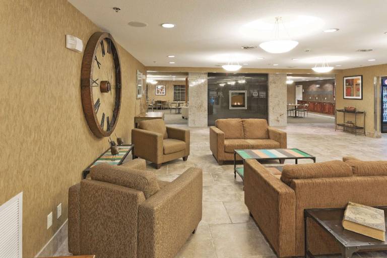 La Quinta Inn & Suites by Wyndham Minot — photo 2