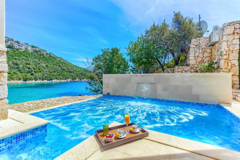 Amara Cottage - BeachFront gem with a heated pool up to five guests by MyWaycation — photo 3