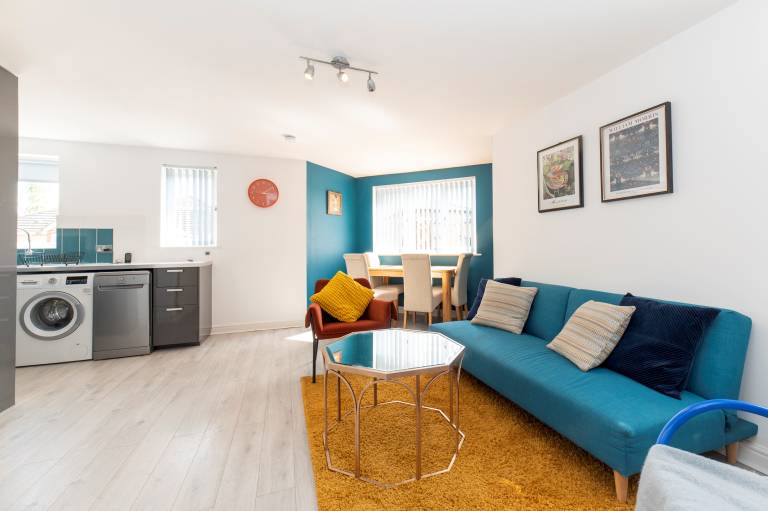 Modern 2 Bed Apartment Near Kingston Pass the Keys