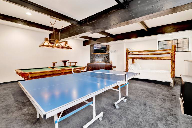 Black Diamond Chalet Big Bear- Hot Tub- Games- Ski Lift Retreat — photo 3