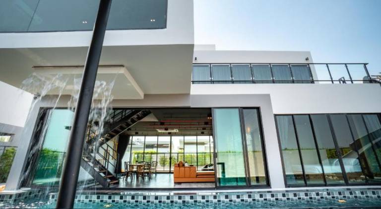 Villa with pool — photo 4