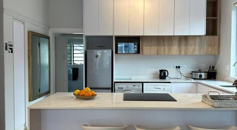 Family-oriented charming holiday apartment with terrace | Near Signal Hill | Good for workation | Pets allowed in Cape Town