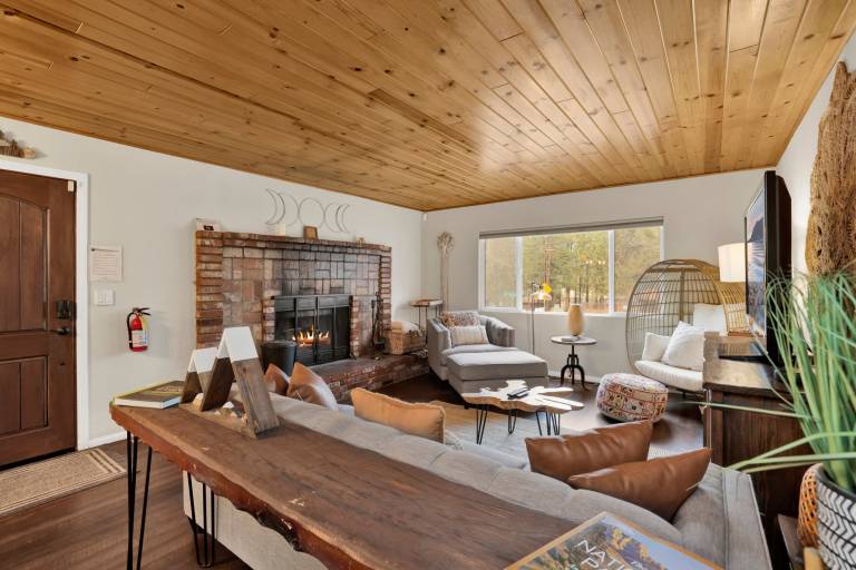 Child-friendly beautiful cabin with patio, hot tub & barbecue | Mountain view | Pets are welcome in San Bernardino, CA