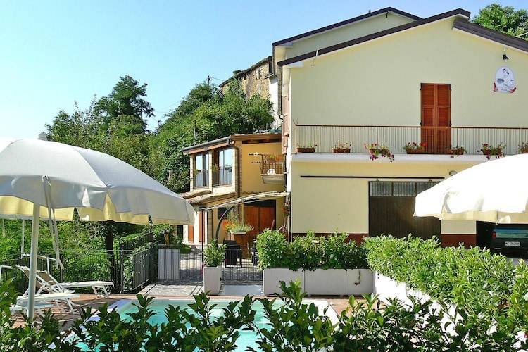 Rental apartment with pool, barbeque & yard — photo 2