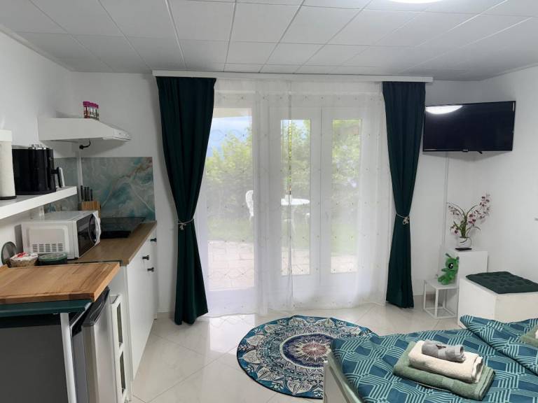 Holiday apartment with BBQ & yard — photo 3