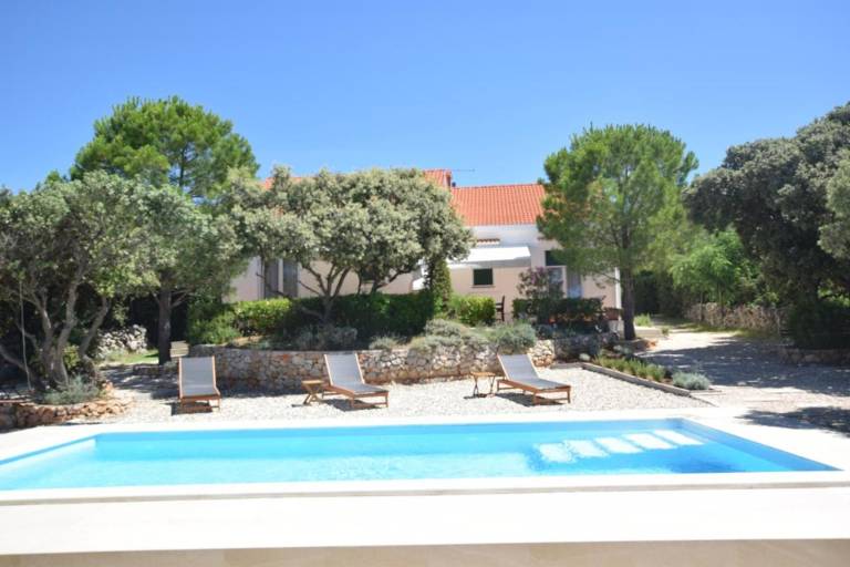 Vacation home with garden, terrace & barbecue | Pool view — photo 2
