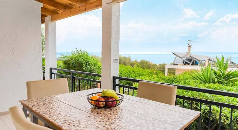 Wonderful apartment with patio, yard & pool | Close to the beach | Perfect for remote work | Pets allowed — photo 5