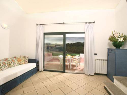 Serviced apartment with patio — photo 2