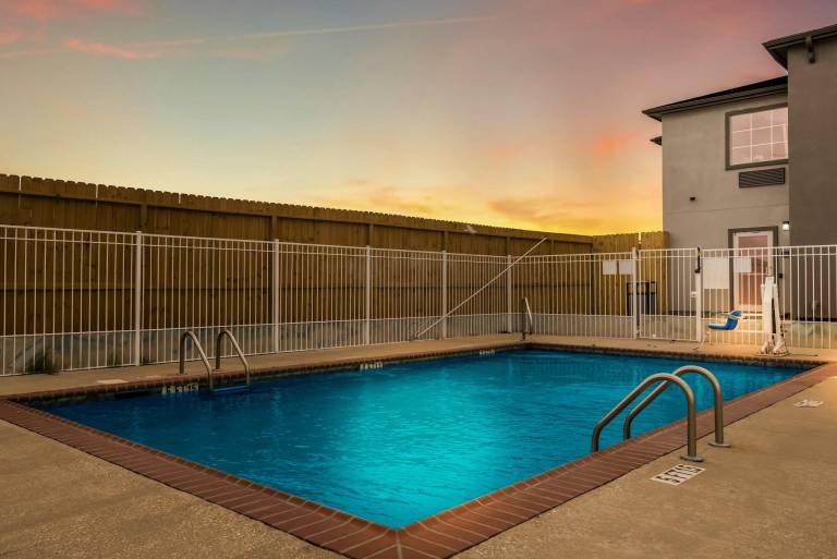 Red Roof Inn & Suites Lake Charles — photo 3