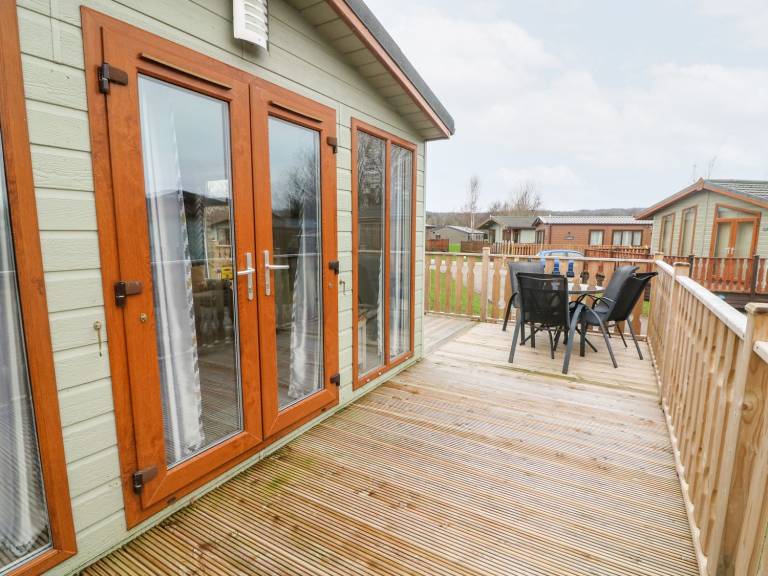 Cottage with pool & yard — photo 3