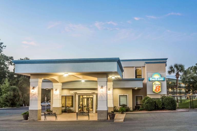 Super 8 By Wyndham Valdosta Mall in Valdosta, GA
