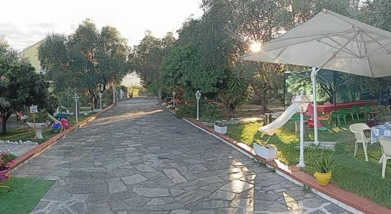 Serviced apartment with pool, garden & barbeque — photo 5