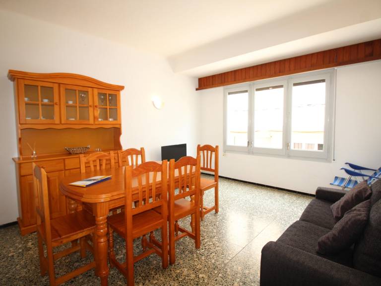 Bright Apartment Near Puerto Beach, 2 Double Beds, 1 Single Bed, Newly Renovated, WiFi in Llanca