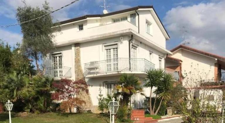 Serviced apartment with pool, garden & barbeque in Loano