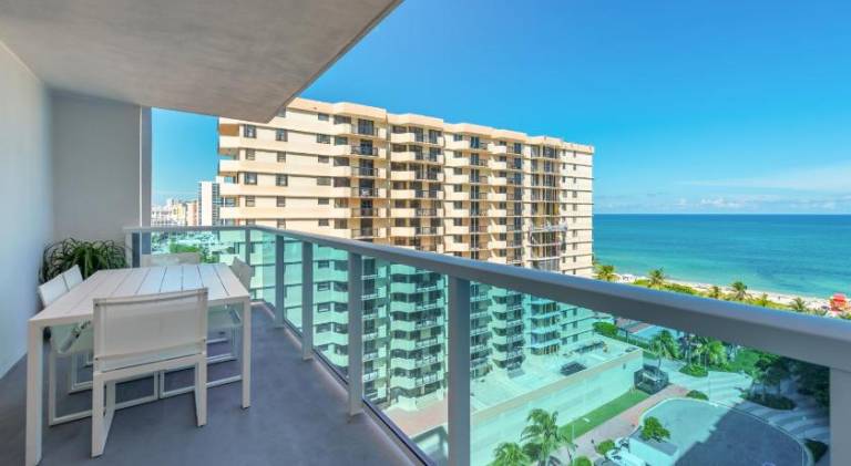 Apartment with jacuzzi | Near Miami Beach Botanical Garden — photo 5