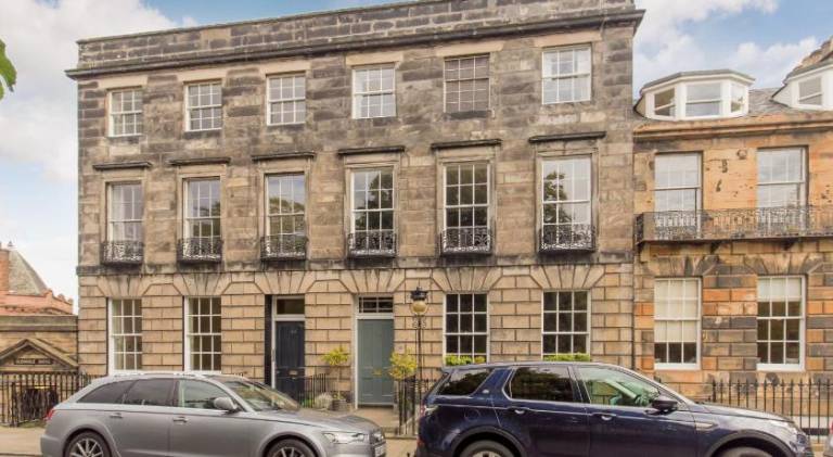 Apartment with yard in Edinburgh