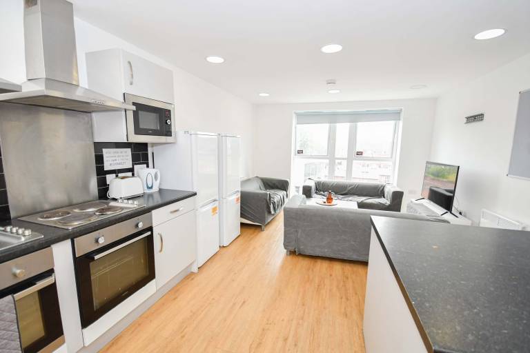Modern & Convenient 4 Bed Apartment in Liverpool