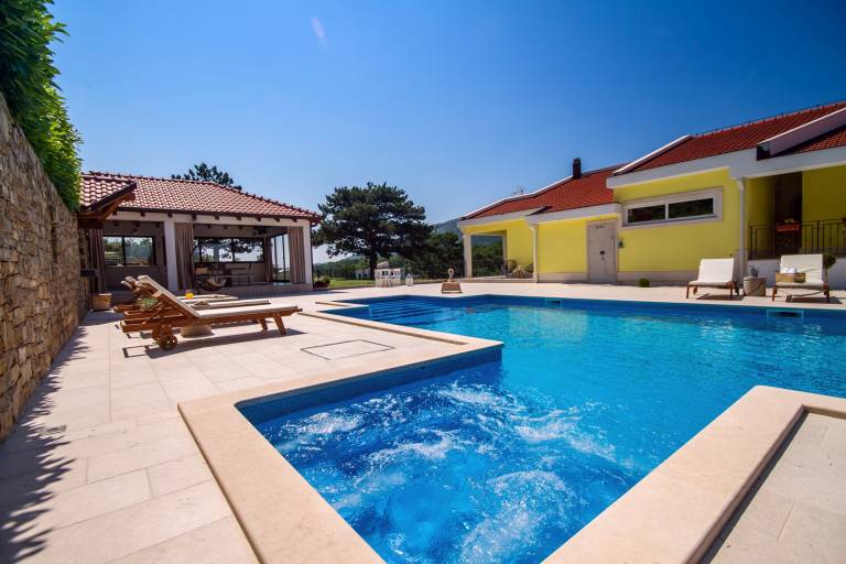 Child-friendly villa with BBQ, yard & terrace | Mountain view | Pets are welcome — photo 2