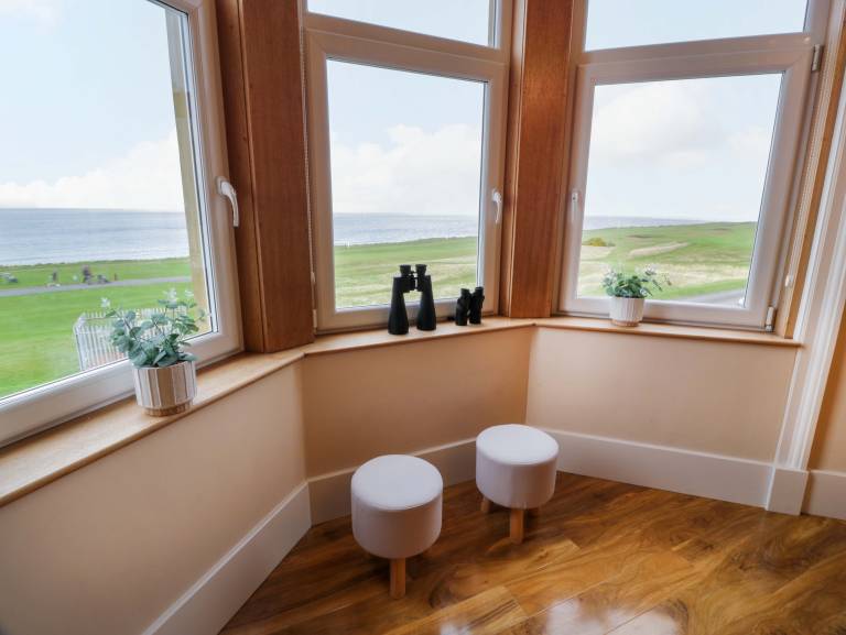 Cottage with yard | Beach view — photo 3