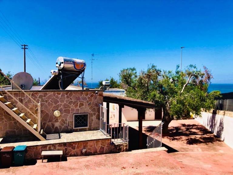 Holiday apartment with yard, BBQ & terrace | Beach view — photo 4