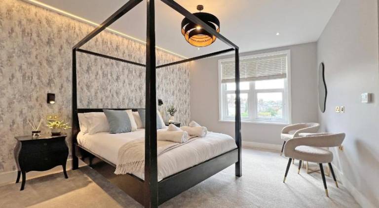 Incredible Luxury Windsor Long Walk 4 Bedroom Home With Free Driveway Parking — photo 2