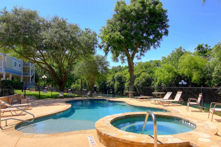 Condo with pool, jacuzzi & barbecue | Pet-friendly — photo 2