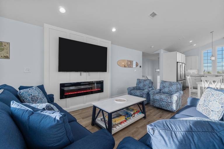 Soundfront 10BR with Pool & Hot Tub- Perfect for Large Groups — photo 4
