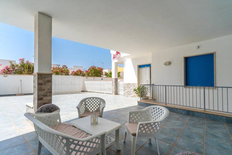 Apartment with yard in Alliste