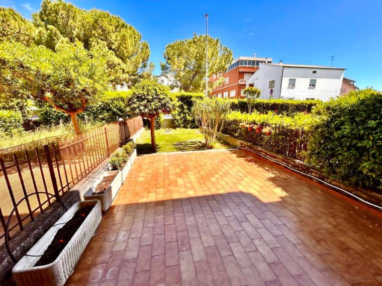 Holiday apartment with garden | Garden view — photo 2