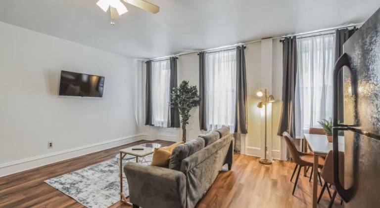 Large Historical 1BR Center City that Sleeps 4 — photo 2