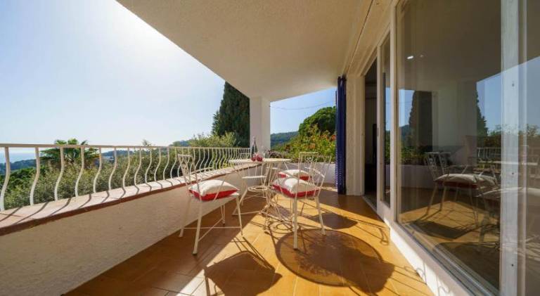 Vacation home with barbeque, yard & terrace — photo 5
