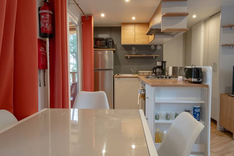 The Bassin Cabin – 3-Bedroom Mobile Home with Terrace and Pool — photo 4