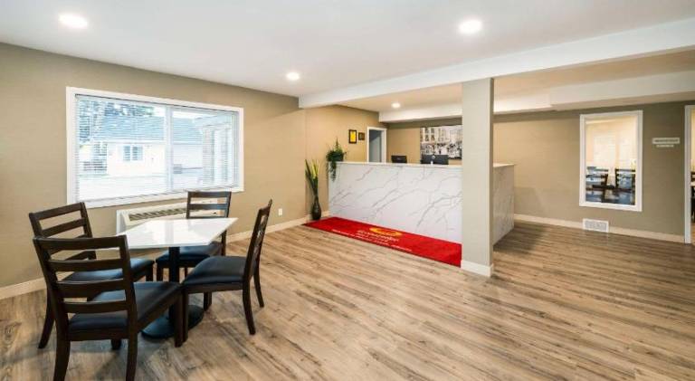 Econo Lodge Inn & Suites — photo 4
