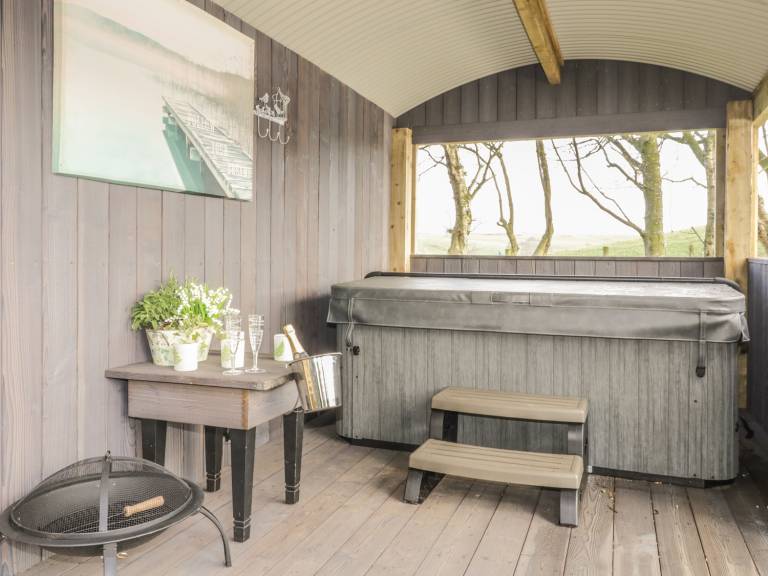 Cottage with yard & jacuzzi — photo 2