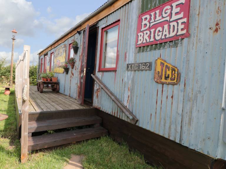 Cottage with yard — photo 2