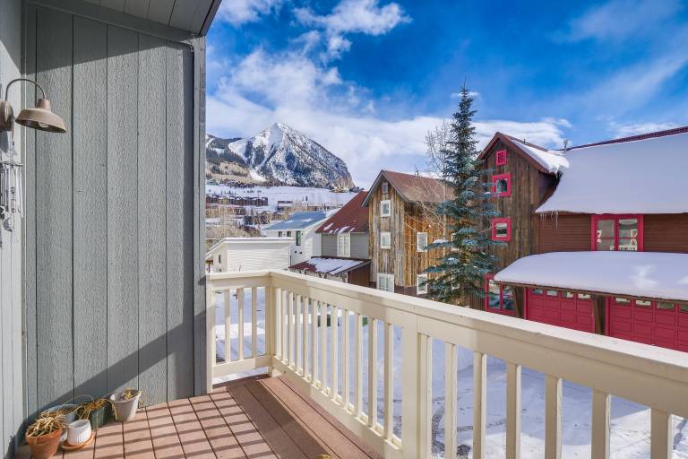 Chic Crested Butte Townhome 1/2 Mi to Skiing! — photo 2