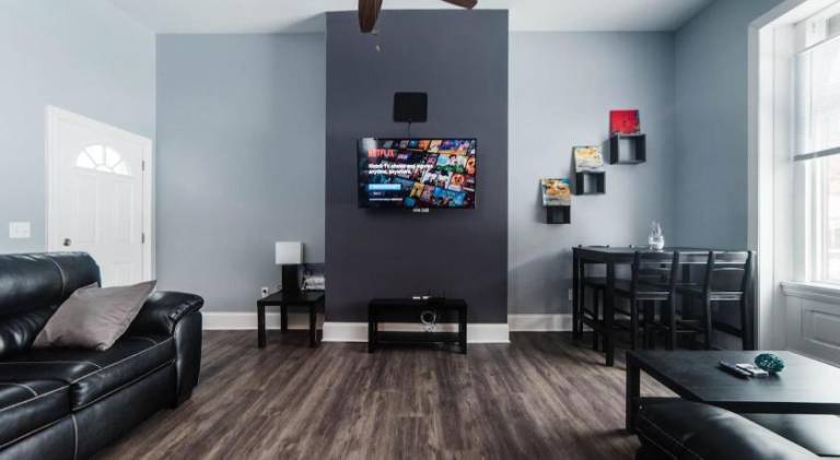 Massive Home - GroupStay - Parking & Location in Pittsburg, PA