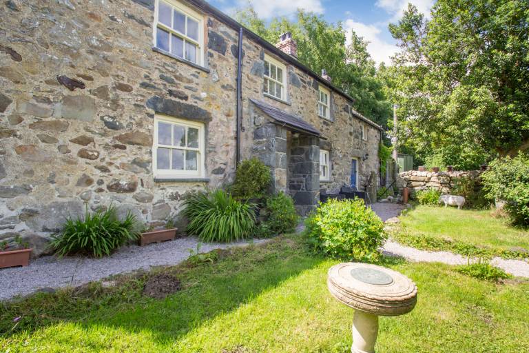 Cottage with garden — photo 3