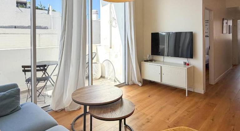 Lovely 2BR with Balcony at Gordon Beach by FeelHome — photo 2