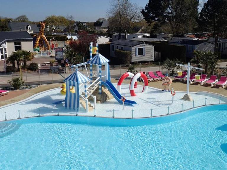 Mobile home with terrace & heated pool — photo 3