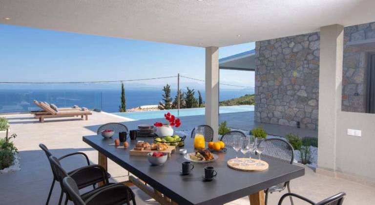 Villa with jacuzzi, private pool & yard — photo 4