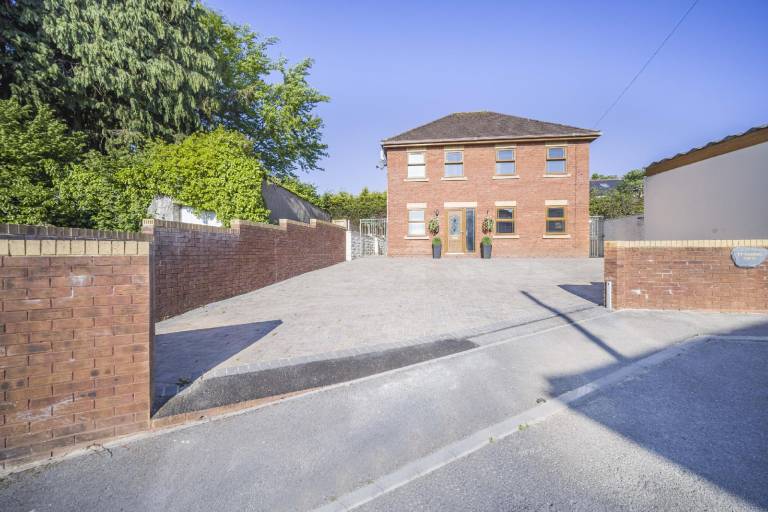 House with BBQ & yard in Bridgend