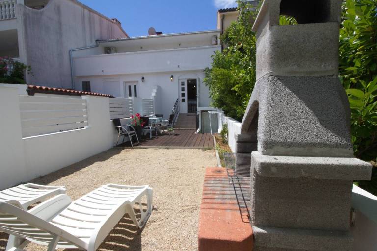 Rental apartment with grill, garden & terrace — photo 3
