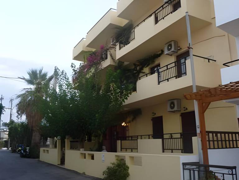 Serviced apartment with patio, pool & garden in Hersonissos