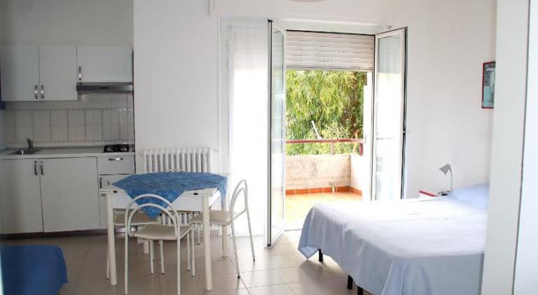 Serviced apartment for 6 persons in Diano Marina