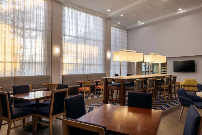 Hampton Inn & Suites State College at Williamsburg Square — photo 3